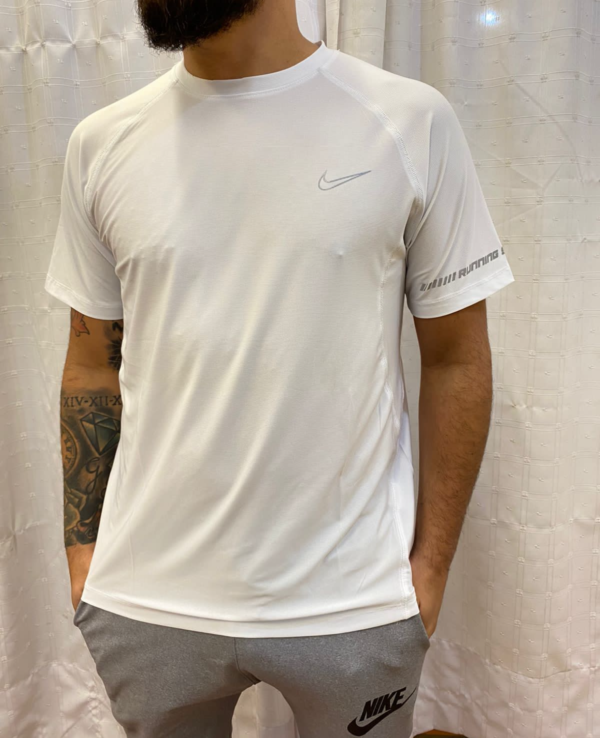 Remera Nike de Polyester Blanca Deportiva