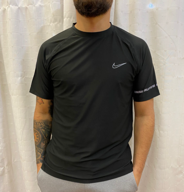 Remera Nike de Polyester Deportiva Negra