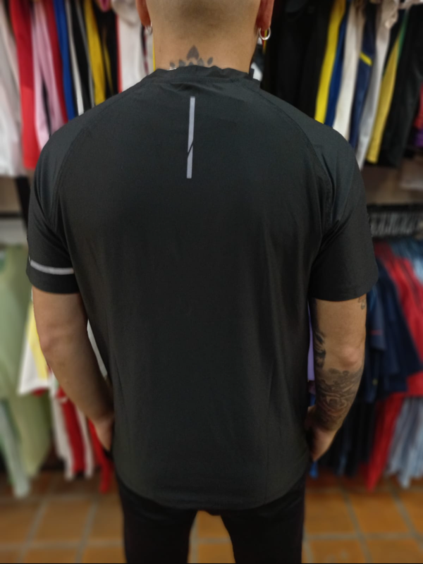 Remera Nike de Polyester Deportiva Negra - Image 2