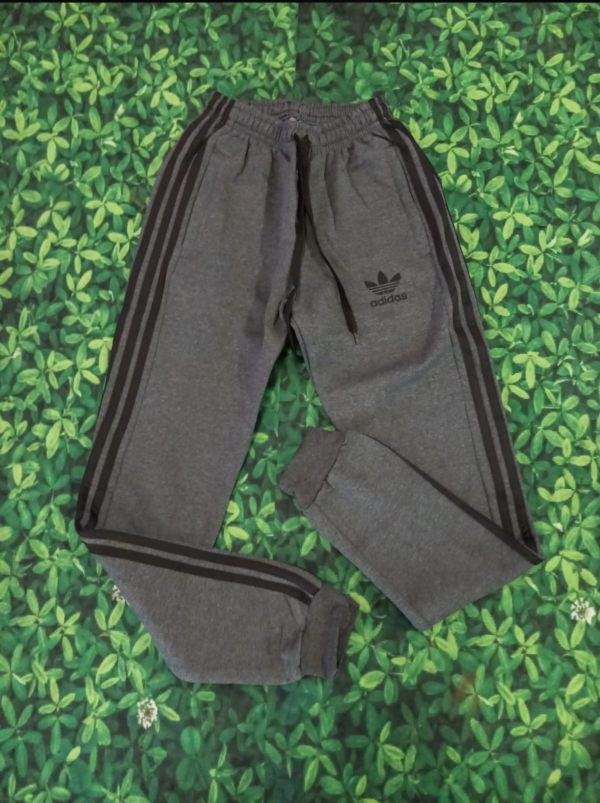 Jogging marca Adidas frisado de algodón fino