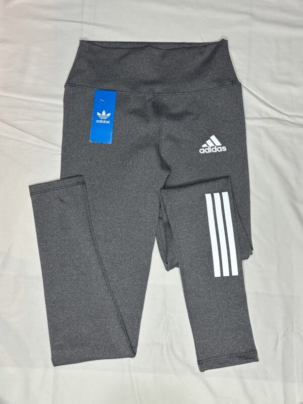 Calza larga de marca adidas de lycra