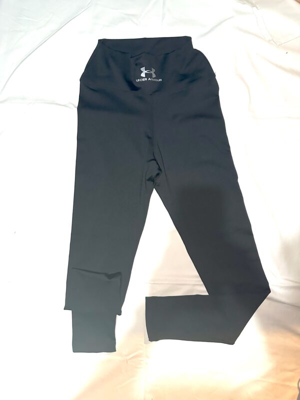 Calza larga marca Under Armour de lycra color negra